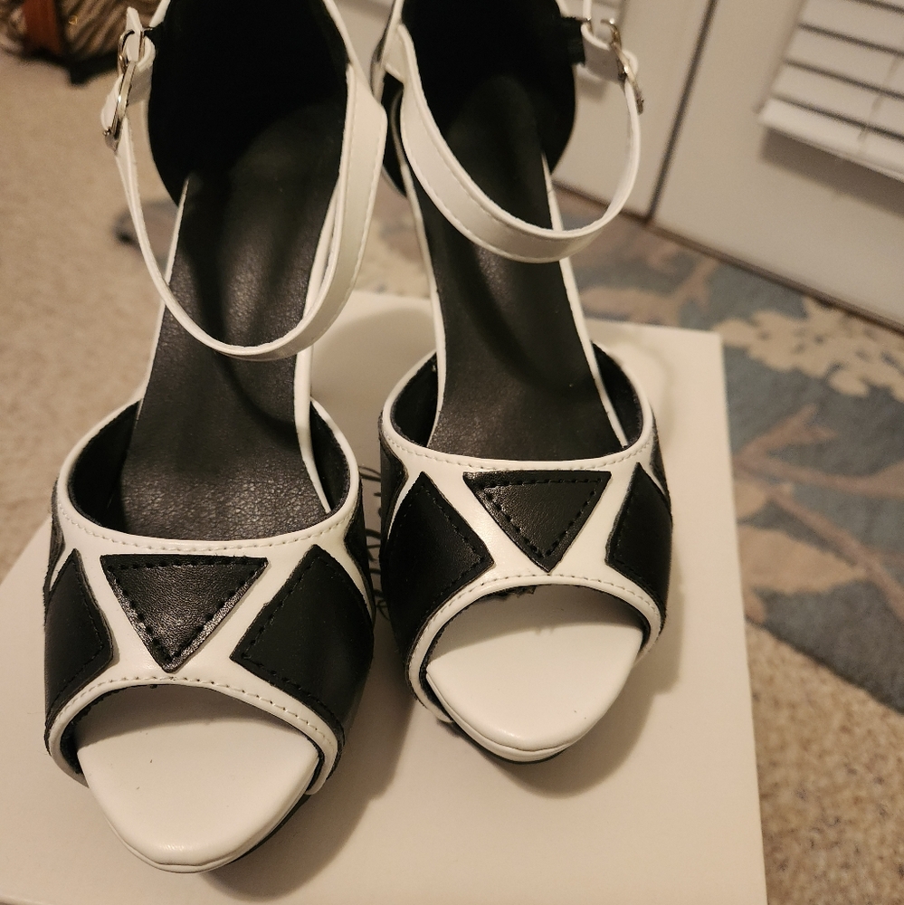 Heels - Picture 4 of 4